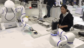 雙臂協(xié)作機(jī)器人、柔性機(jī)器人與工作人員 組成的新型機(jī)器人工作站