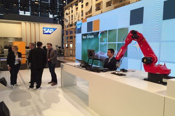 新松機器人公司與德國SAP公司聯(lián)合參展CeBIT 2015，獲中德副總理高度評價